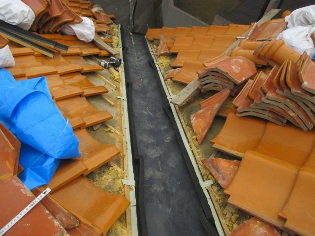 明石市の谷板金交換の工事中